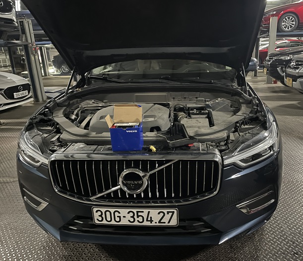 thay ắc quy phụ xe Volvo tại nhà