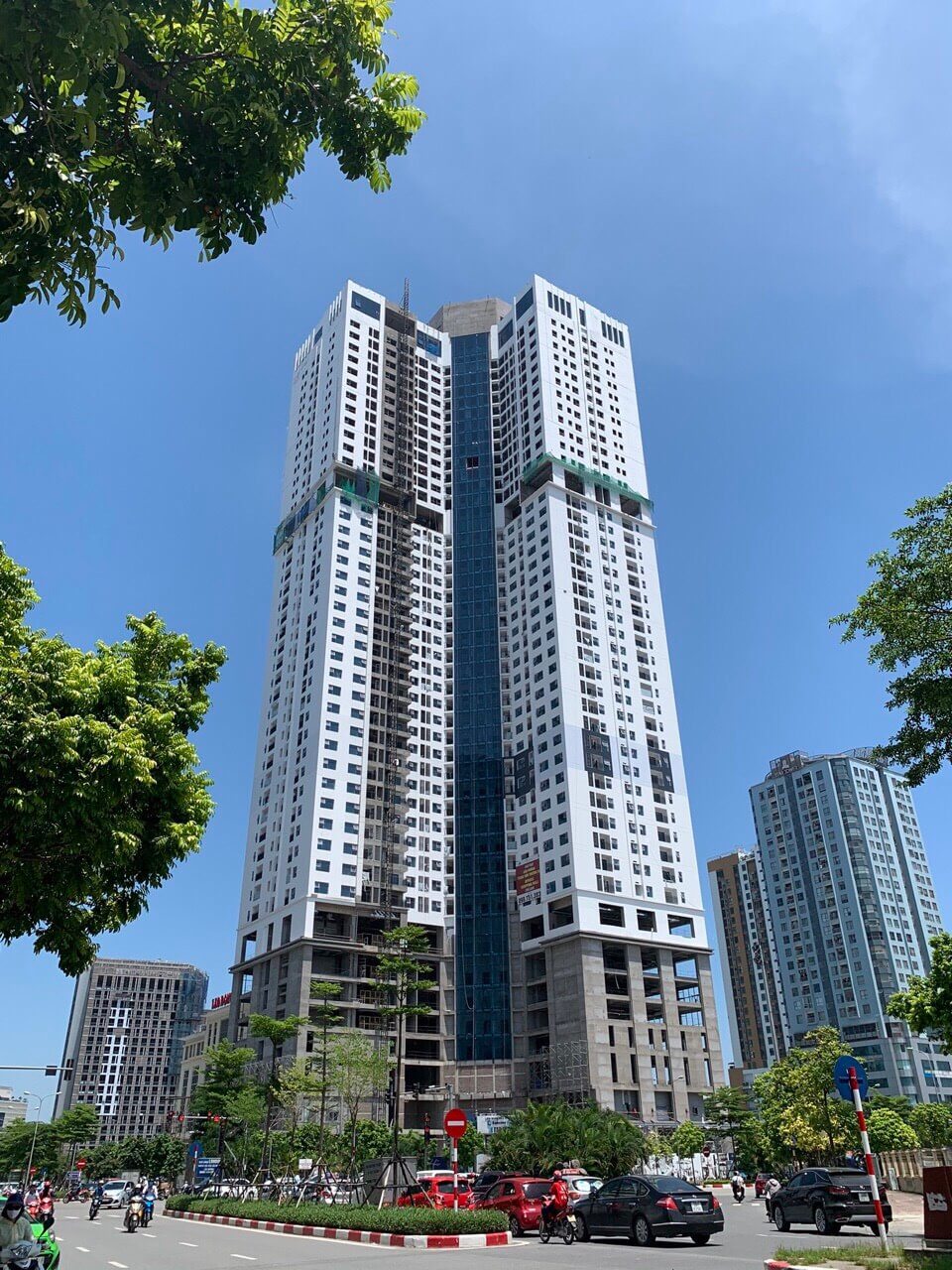 thay bình ắc quy ô tô tại chung cư GOLDEN PARK TOWER, quận Cầu Giấy, Hà Nội