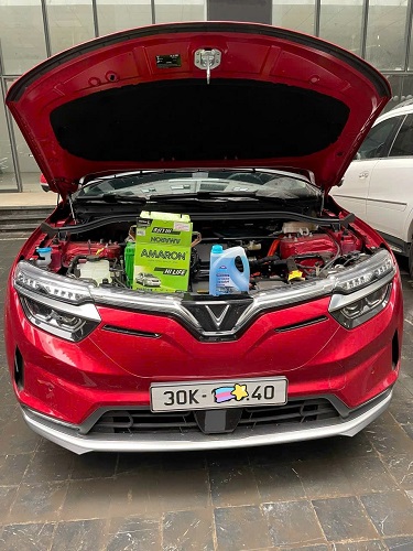 Thay ắc quy cho xe điện Vinfast VF8
