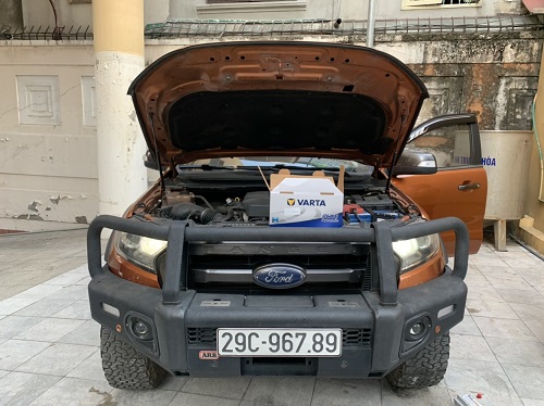 Thay ắc quy xe Ford Ranger