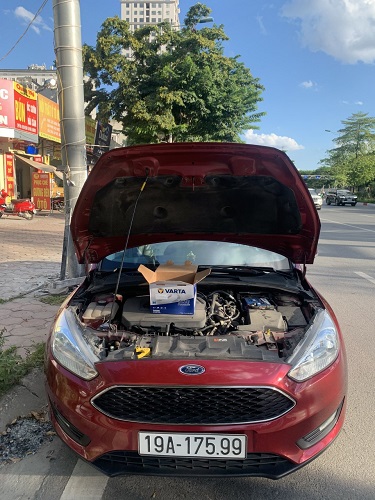 Thay ắc quy xe Ford Focus