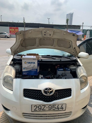 Thay ắc quy xe Toyota Yaris