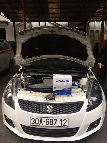 Thay ắc quy cho xe Suzuki swift