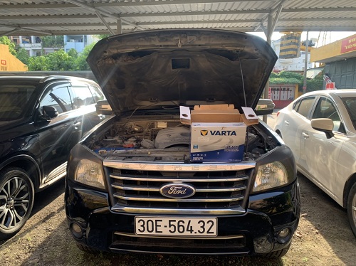 Thay ắc quy xe Ford Everest