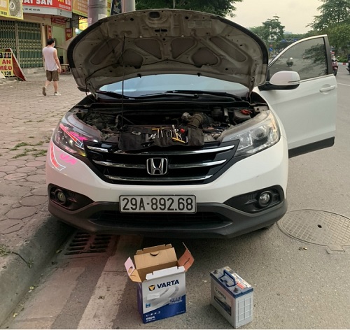 Thay ắc quy xe Honda CR-V