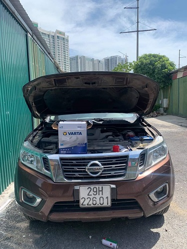 Thay ắc quy xe Nissan Navara
