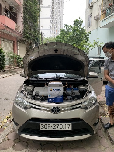 Thay ắc quy xe Toyota Vios