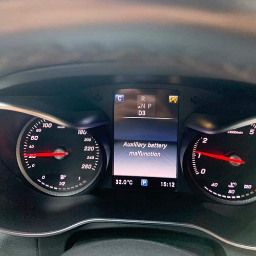 báo lỗi bình ắc quy phụ trên xe mercedes benz