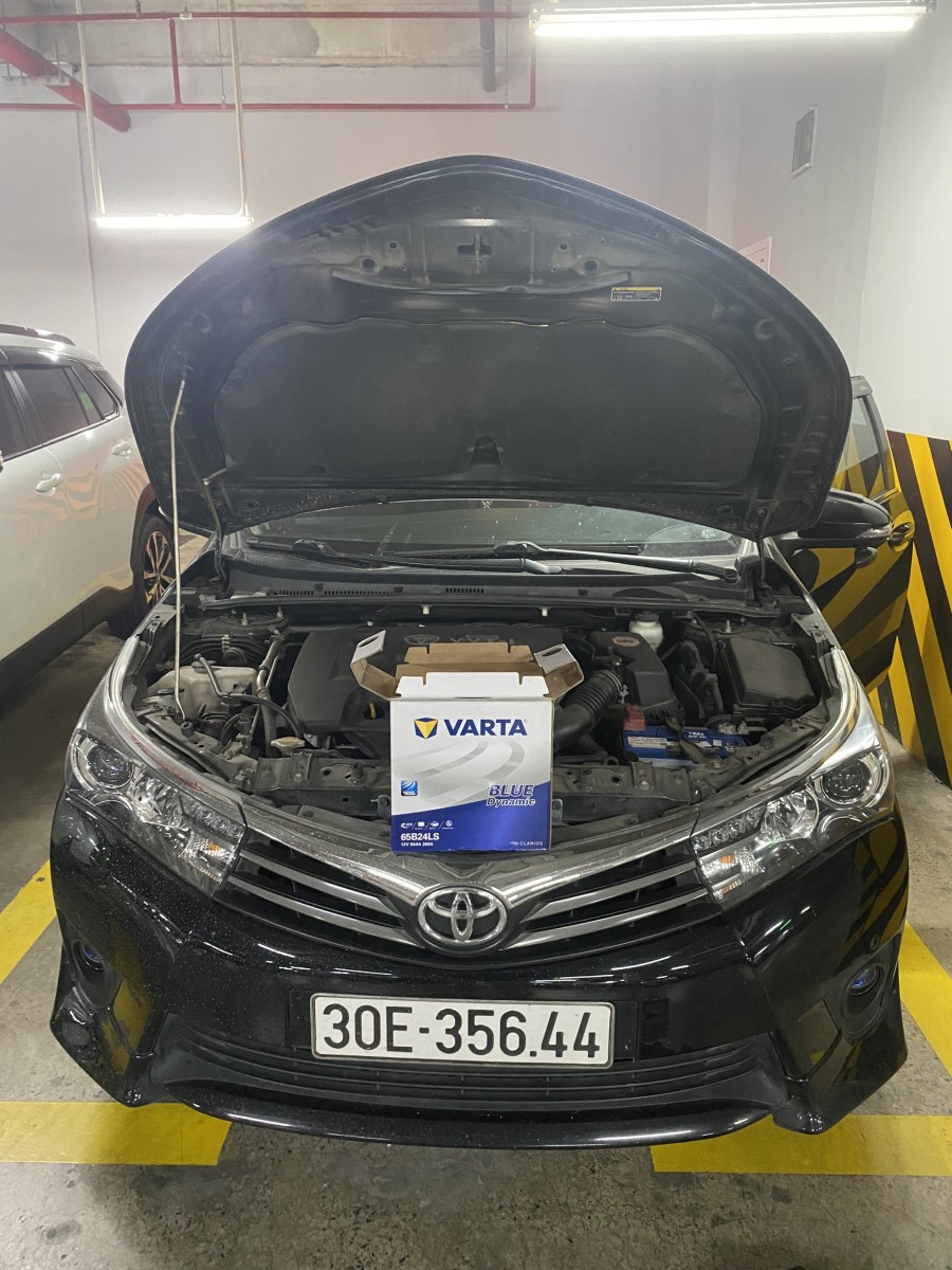 Thay ắc quy Varta 65B24LS 50AH cho xe Toyota altis