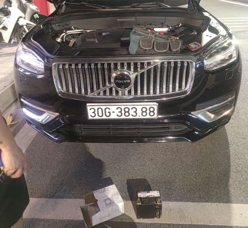 thay ắc quy phụ cho xe volvo